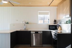 Kuchyň nebo kuchyňský kout v ubytování Jim & Dots Beachside Escape