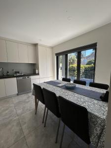 Nhà bếp/bếp nhỏ tại Manly Modern 3 Bedroom Home - Duplex