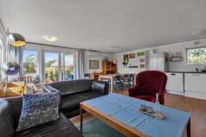 霍尔拜克18002-Holbaek-Baekkehusvej-37的客厅里有一张沙发和一张桌子。 更多12张照片