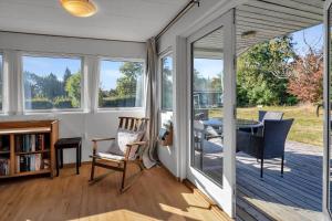 霍尔拜克18002-Holbaek-Baekkehusvej-37的带桌椅的封闭式门廊