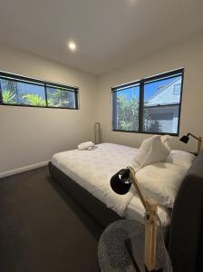 Giường trong phòng chung tại Manly Modern 3 Bedroom Home - Duplex