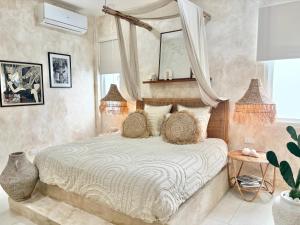 Una cama o camas en una habitación de Bali-Style Private Pool Villa,3 Min Walk to Beach 80 fotos más