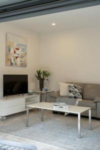 Khu vực ghế ngồi tại Manly Modern 3 Bedroom Home - Duplex