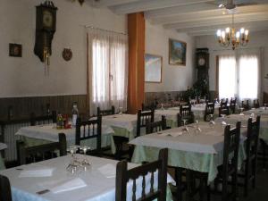 Un restaurante o sitio para comer en Hostal Maurin