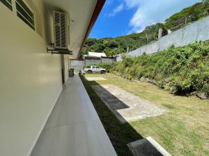 una casa con un coche aparcado al lado de una carretera en Parahimai Lodge, en Farehau