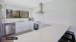 Nhà bếp/bếp nhỏ tại Cuttagee Beach Cottages, 6