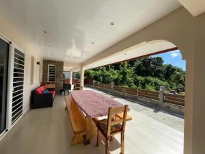 Un comedor con una mesa y un gran ventanal. en Parahimai Lodge, en Farehau