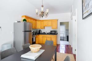 Η κουζίνα ή μικρή κουζίνα στο Spacious Two Bedroom Apartment