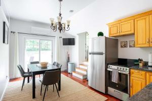 Η κουζίνα ή μικρή κουζίνα στο Spacious Two Bedroom Apartment