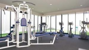 Phòng/tiện nghi tập thể dục tại Central City Suite Steps to Bourke & Swanston