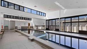 Hồ bơi trong/gần Central City Suite Steps to Bourke & Swanston