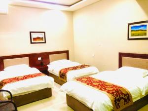 Ένα ή περισσότερα κρεβάτια σε δωμάτιο στο The Silk Road Travelers Hostel