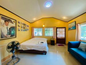 Postel nebo postele na pokoji v ubytování บ้านกลางสวนผึ้ง + 122 fotografií