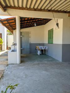 um pátio com uma mesa no meio de um edifício em Casa de Temporadas Alto Bonito em Luis Correia