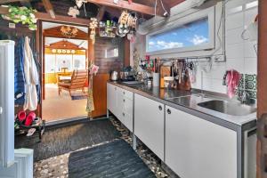 een keuken met een spoelbak en een aanrechtblad bij FJ1003-Jaegerspris-Strandkrogen-2-A in Jægerspris