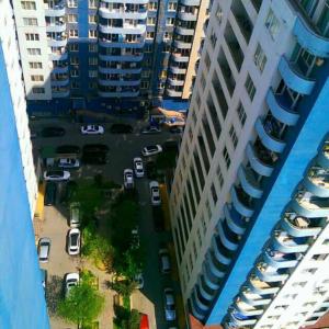 een luchtzicht op een parkeerplaats tussen twee gebouwen bij Mirza Fatali Akhundova 154 Apartment in Baku