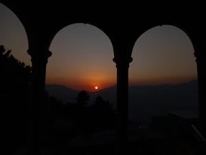 Η ανατολή ή δύση του ηλίου όπως φαίνεται από αυτός ο ξενώνας ή από εκεί κοντά +5 φωτογραφίες