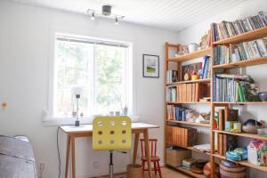 Η βιβλιοθήκη της παραθεριστικής κατοικίας