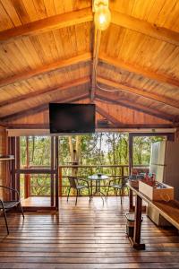 Μια τηλεόραση ή/και κέντρο ψυχαγωγίας στο Cabaña en Medio del Bosque con Jacuzzi - Santa Elena