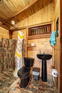 Ένα μπάνιο στο Cabaña en Medio del Bosque con Jacuzzi - Santa Elena