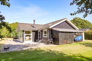 Casa pequeña con patio en 13311-1-Asnaes-Hove-Straede-42-C, en Høve Strand