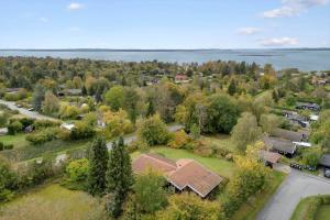 uma vista aérea de uma casa com árvores e um lago em FJ2402-Skibby-Lindevaenget-50 em Rønø