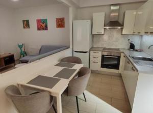 Køkken eller tekøkken på Holiday House Emma