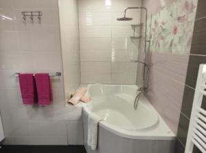 Et badeværelse på Holiday House Emma + 16 billeder