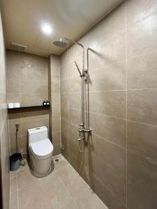 a bathroom with a toilet and a shower stall at Nhà thơ Homestay in Cồn Giả Viên