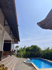 una piscina davanti a una casa di Villa Saudara a Data Altre 7 foto