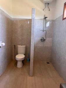 un bagno con wc e doccia di Villa Saudara a Data