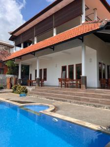 una casa con una piscina di fronte di Villa Saudara a Data