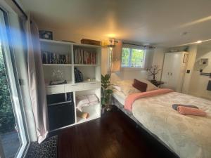 Postel nebo postele na pokoji v ubytování Domeczech Off-Grid Charm