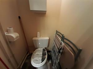 Ένα μπάνιο στο Appartement lumineux avec climatisation et WIFI, proche des Thermes St Roch - FR-1-541-128