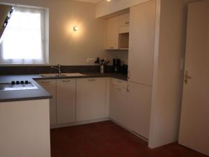 Η κουζίνα ή μικρή κουζίνα στο Maison en pierres typique, 3 chambres, parking, proche plages à Arzon - FR-1-775-43 +17 φωτογραφίες