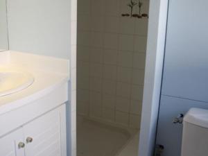 Ένα μπάνιο στο Maison en pierres typique, 3 chambres, parking, proche plages à Arzon - FR-1-775-43