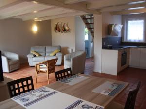 Χώρος καθιστικού στο Maison en pierres typique, 3 chambres, parking, proche plages à Arzon - FR-1-775-43