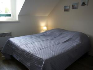 Ένα ή περισσότερα κρεβάτια σε δωμάτιο στο Maison en pierres typique, 3 chambres, parking, proche plages à Arzon - FR-1-775-43