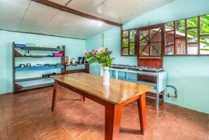 Nhà bếp/bếp nhỏ tại Jacobin Hostel & Cabins +73 ảnh