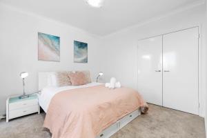 Postel nebo postele na pokoji v ubytování Walk to Beach Coastal Home in Coogee + 33 fotografií