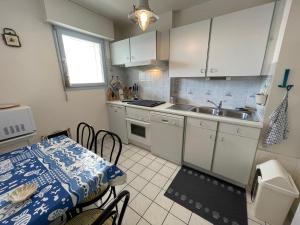 Η κουζίνα ή μικρή κουζίνα στο Spacieux appartement 4 pers, terrasse, parking, Sarzeau centre, proche plages - FR-1-775-49 +7 φωτογραφίες