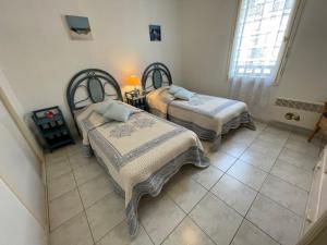 Ένα ή περισσότερα κρεβάτια σε δωμάτιο στο Spacieux appartement 4 pers, terrasse, parking, Sarzeau centre, proche plages - FR-1-775-49