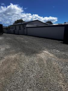 ein leerer Parkplatz vor einem Gebäude in der Unterkunft Lime Street Retreat in Invercargill