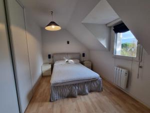 Ένα ή περισσότερα κρεβάτια σε δωμάτιο στο Maison 8 pers, Arzon, animaux admis - FR-1-775-52