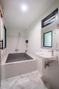 Un baño de Just A Nap Khaoyai 34 fotos más