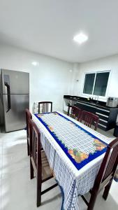 Η κουζίνα ή μικρή κουζίνα στο Casa completa em Praia Grande, 500 metros da praia