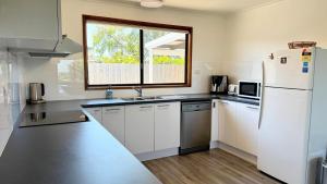 Kuchyň nebo kuchyňský kout v ubytování Blue Sky Blue Sea