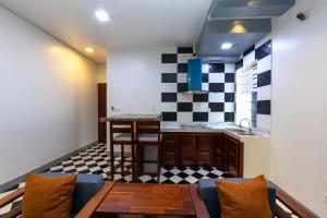 una cucina con tavolo e lavandino in una stanza di Unit Gold Apartment a Siem Reap