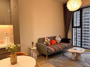 ein Wohnzimmer mit Sofa und Tisch in der Unterkunft Wecomstay Vinhomes Grand Park in Gò Công