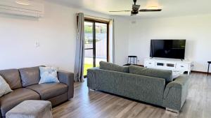 TV a/nebo společenská místnost v ubytování Blue Sky Blue Sea